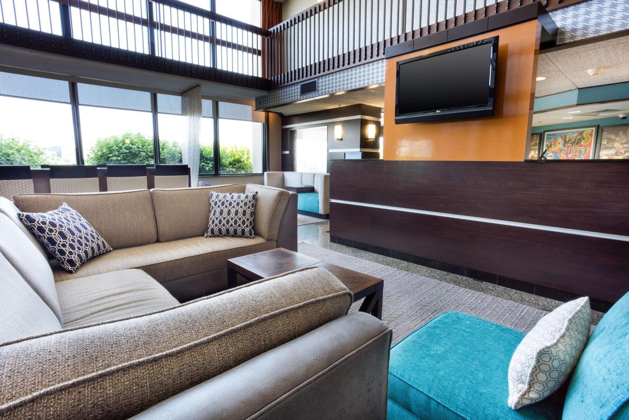 Drury & Kansas Airport Hotel 3*